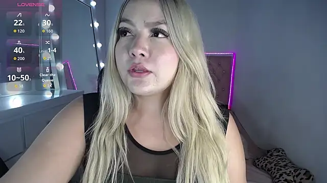 Snapshot of Celeste__sweetx chatting on October 18, 2:14 am Celeste sweetx online show from October 18, 2:14 am