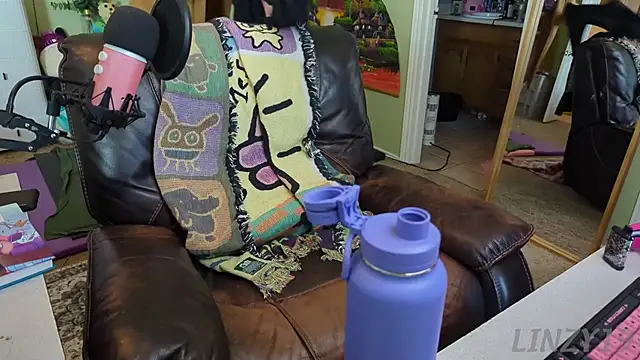 Linzy 19 online show from March 11, 9:15 pm