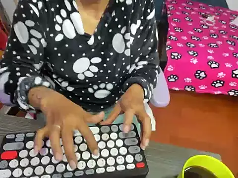 Snapshot of daleska_ayala_1 chatting on November 14, 3:11 pm daleska ayala 1 online show from November 14, 3:11 pm