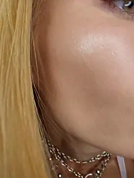 Snapshot of LessiaMia chatting on November 22, 5:45 pm LessiaMia online show from November 22, 5:45 pm