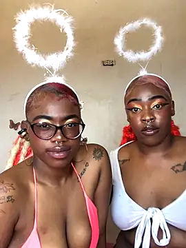 Snapshot of The_wickles_4443 chatting on November 12, 5:24 pm The wickles 4443 online show from November 12, 5:24 pm