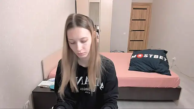 Snapshot of OliviaLukas chatting on December 18, 5:42 pm OliviaLukas online show from December 18, 5:42 pm