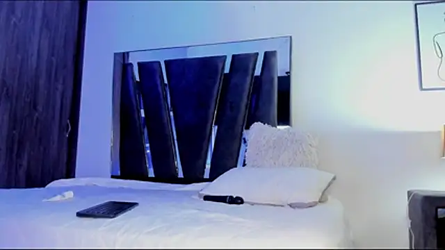 HollyEvanz online show from February 3, 6:40 am