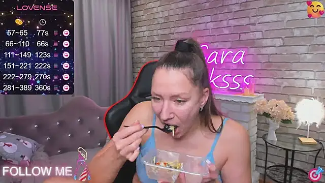 Snapshot of SarahCoksss chatting on January 11, 9:15 am SarahCoksss online show from January 11, 9:15 am