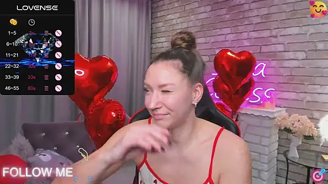 Snapshot of SarahCoksss chatting on February 8, 3:30 am SarahCoksss online show from February 8, 3:30 am