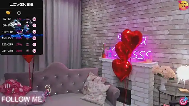 Snapshot of SarahCoksss chatting on February 12, 12:05 am SarahCoksss online show from February 12, 12:05 am