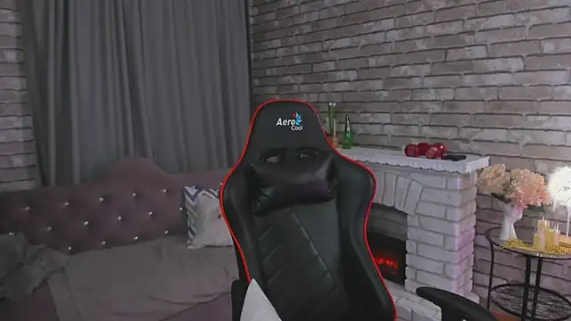 Snapshot of SarahCoksss chatting on October 19, 12:44 am SarahCoksss online show from October 19, 12:44 am