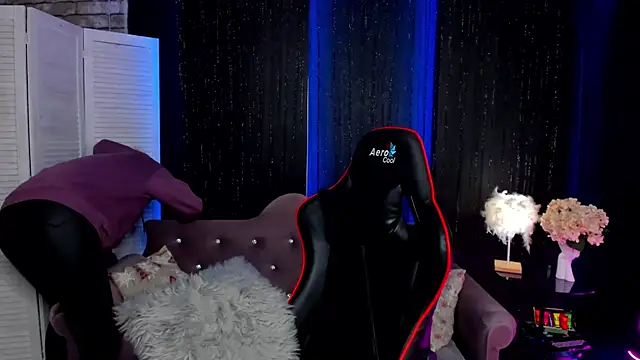 Snapshot of SarahCoksss chatting on November 6, 12:44 am SarahCoksss online show from November 6, 12:44 am