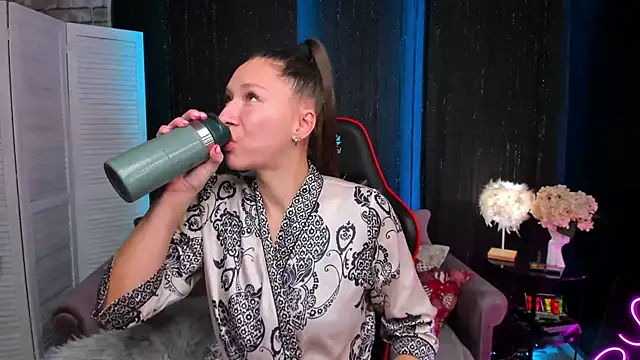 Snapshot of SarahCoksss chatting on November 22, 12:53 am SarahCoksss online show from November 22, 12:53 am