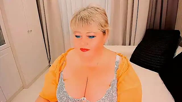 Snapshot of BIGTITSBBW chatting on October 25, 7:19 pm BIGTITSBBW online show from October 25, 7:19 pm