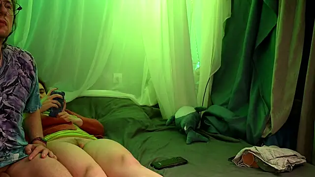 Snapshot of Claudia_and_elon_ chatting on September 29, 12:16 am Claudia and elon online show from September 29, 12:16 am