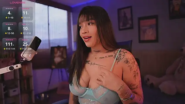 Snapshot of HannahW_ chatting on November 15, 9:43 pm HannahW online show from November 15, 9:43 pm