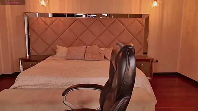 LisaMonroe  online show from September 8, 8:19 pm