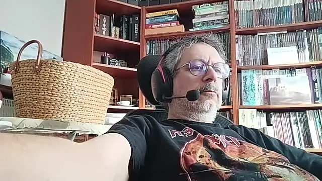 Snapshot of Mandra_is_a_whore chatting on October 24, 8:33 am Mandra is a whore online show from October 24, 8:33 am