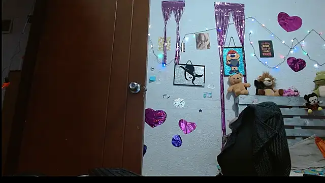 Snapshot of Saray_extrovert_ chatting on December 5, 10:55 am Saray extrovert online show from December 5, 10:55 am