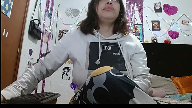 Snapshot of Saray_extrovert_ chatting on December 26, 11:32 am Saray extrovert online show from December 26, 11:32 am