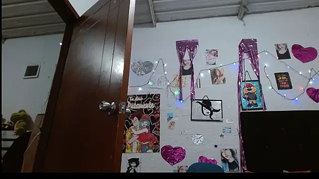 Snapshot of Saray_extrovert_ chatting on February 13, 4:11 am Saray extrovert online show from February 13, 4:11 am