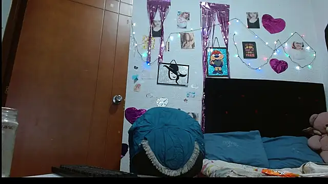 Snapshot of Saray_extrovert_ chatting on February 18, 9:43 am Saray extrovert online show from February 18, 9:43 am