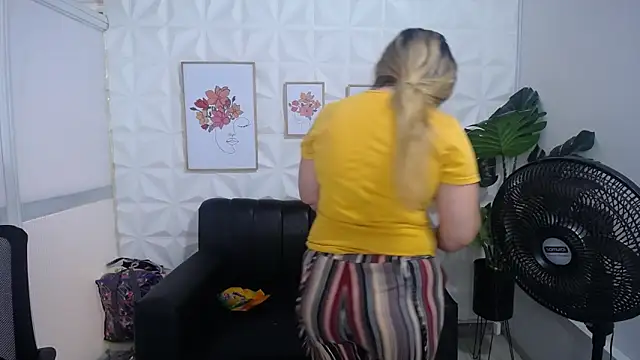 Valentinaa mature online show from March 4, 8:05 pm