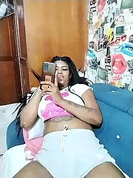 Snapshot of Alissamore3 chatting on February 12, 11:18 am Alissamore3 online show from February 12, 11:18 am