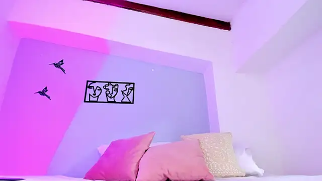 Laura Torres18 online show from February 13, 8:45 pm