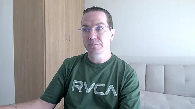 BrettJ81 online show from April 18, 9:35 am