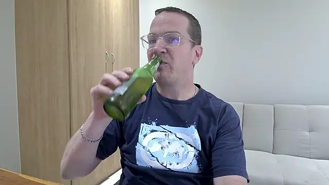 BrettJ81 online show from April 20, 2:53 pm