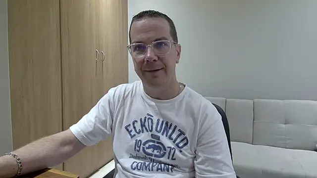 BrettJ81 online show from April 22, 3:02 pm