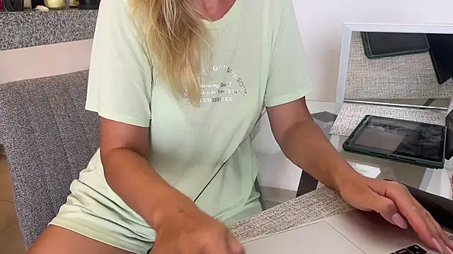 Snapshot of mommy_nadin chatting on March 7, 9:48 pm mommy nadin online show from March 7, 9:48 pm