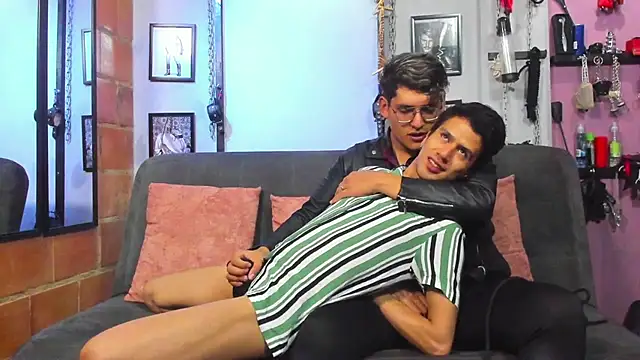 Snapshot of dom2travelersss chatting on March 7, 1:40 pm dom2travelersss online show from March 7, 1:40 pm