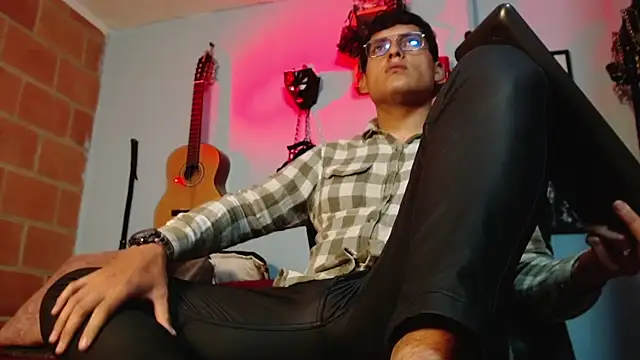 Snapshot of dom2travelersss chatting on September 15, 2:06 pm dom2travelersss online show from September 15, 2:06 pm