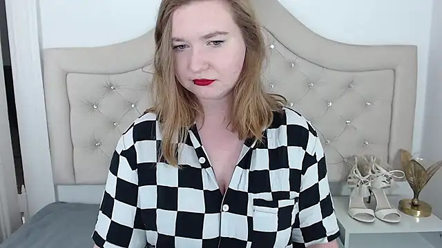 Snapshot of LaraDream chatting on February 6, 12:11 am LaraDream online show from February 6, 12:11 am