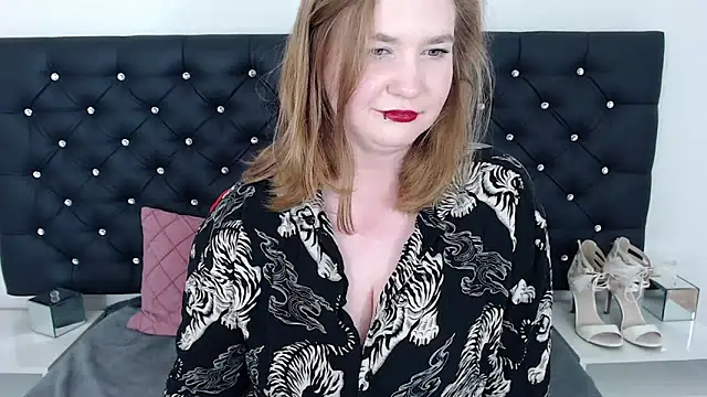 Snapshot of LaraDream chatting on February 14, 1:45 am LaraDream online show from February 14, 1:45 am