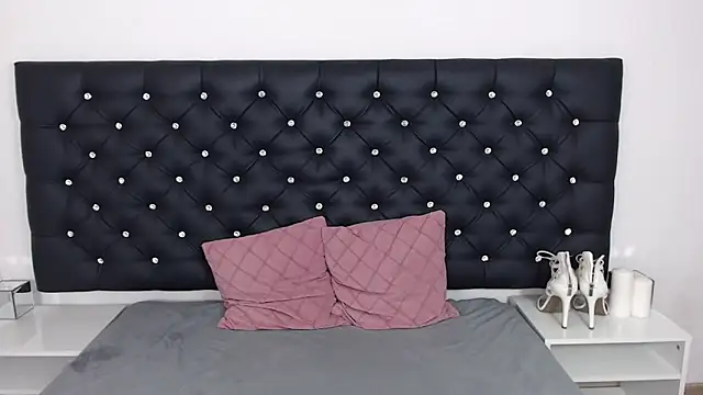 Snapshot of LaraDream chatting on March 19, 4:03 am LaraDream online show from March 19, 4:03 am